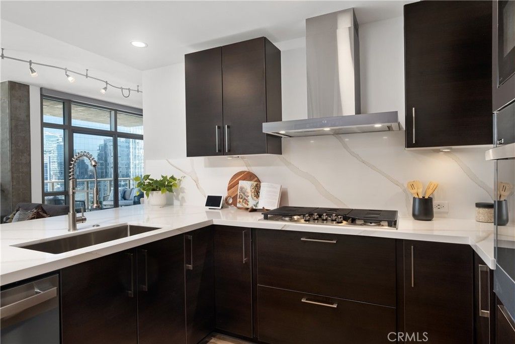 Image 8 of property listing at 800 The Mark Lane 1806, San Diego, CA 92101