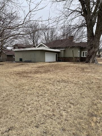 528 W Pershing Drive, Brooklyn, IA 52211