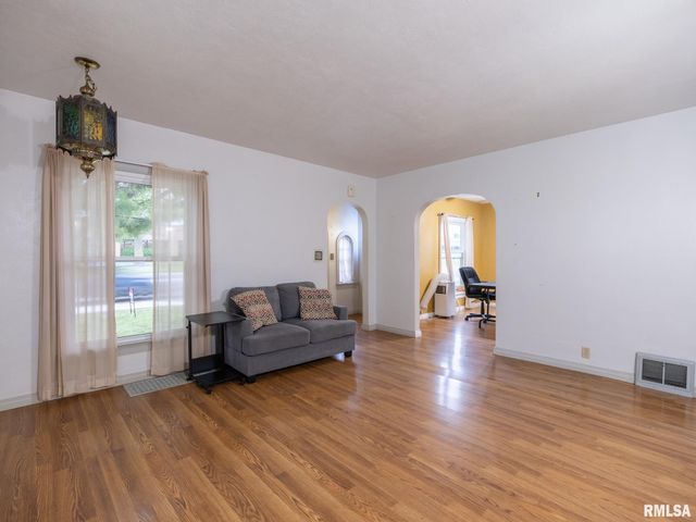 2502 COURT Street, Pekin, IL 61554