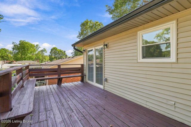 8217 Candleglow Ln, Louisville, KY 40214