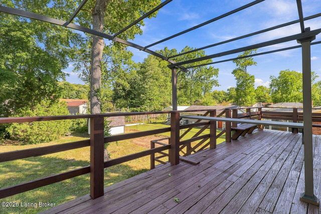 8217 Candleglow Ln, Louisville, KY 40214