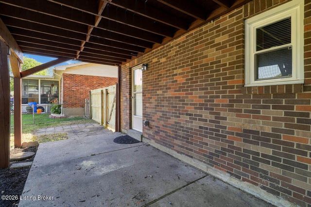 8217 Candleglow Ln, Louisville, KY 40214
