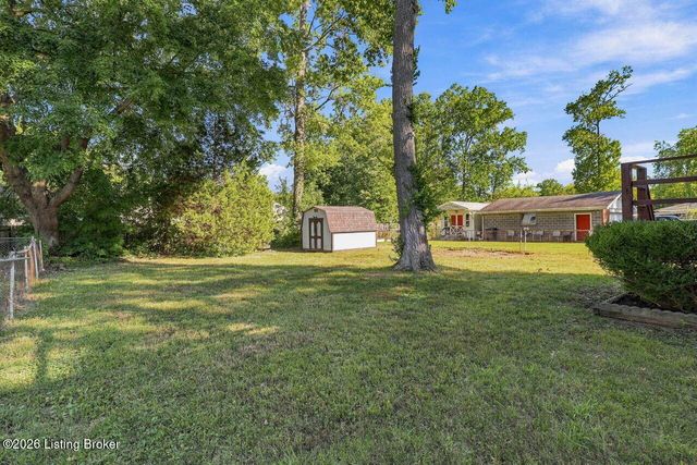 8217 Candleglow Ln, Louisville, KY 40214