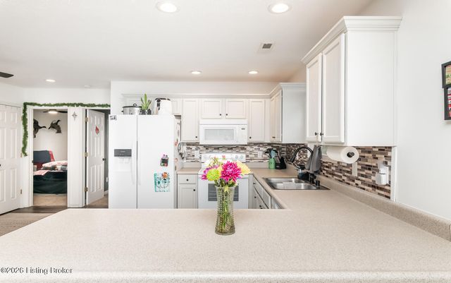 107 Clover Ct, Radcliff, KY 40160