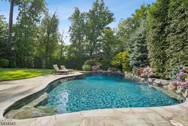 11 Cayuga Way, Millburn Twp., NJ 07078