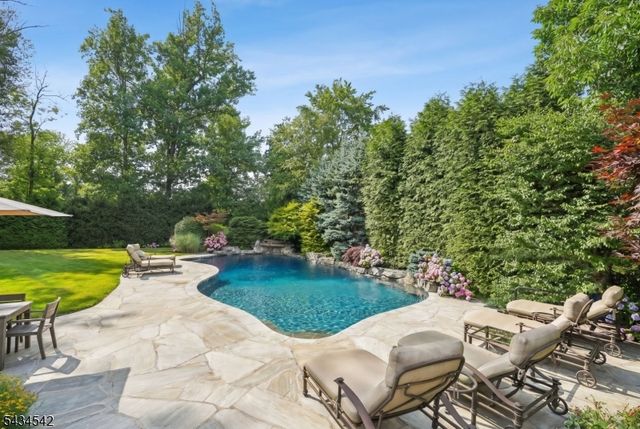 11 Cayuga Way, Millburn Twp., NJ 07078