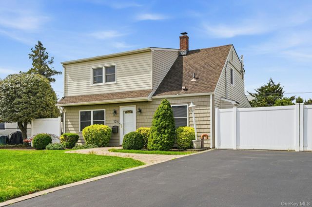 124 Saddle Lane, Levittown, NY 11756