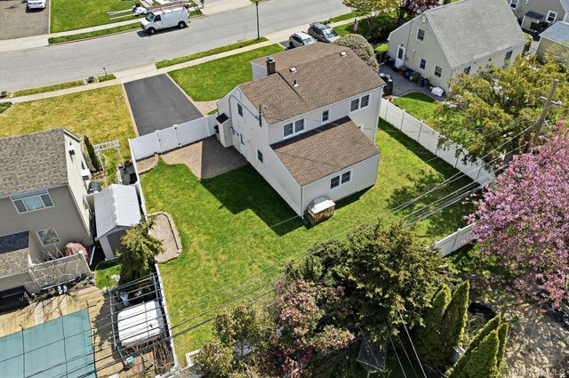 124 Saddle Lane, Levittown, NY 11756