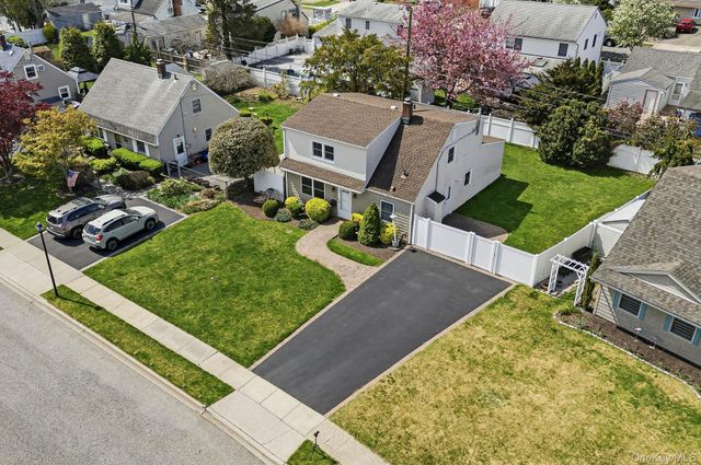 124 Saddle Lane, Levittown, NY 11756