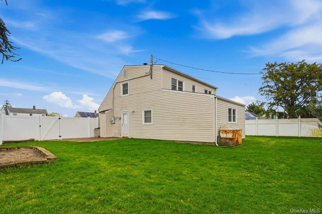 124 Saddle Lane, Levittown, NY 11756