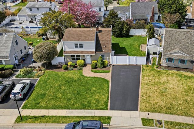 124 Saddle Lane, Levittown, NY 11756