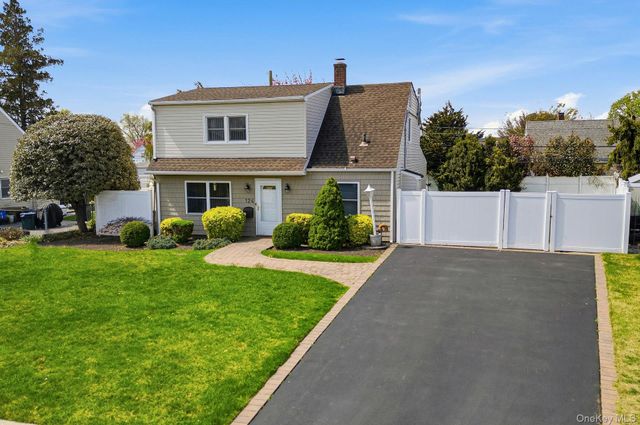 124 Saddle Lane, Levittown, NY 11756