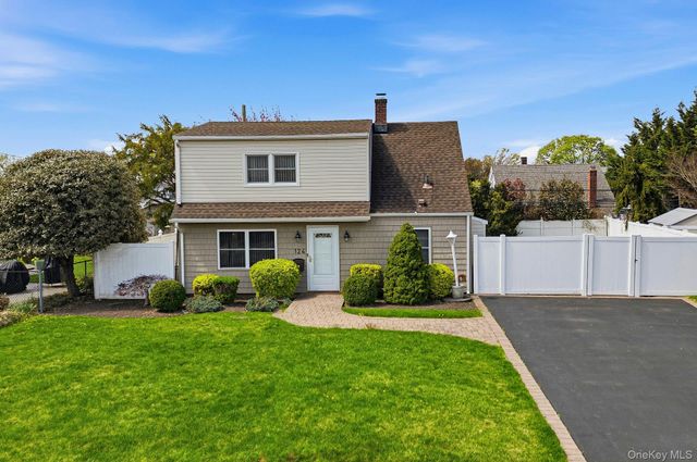 124 Saddle Lane, Levittown, NY 11756
