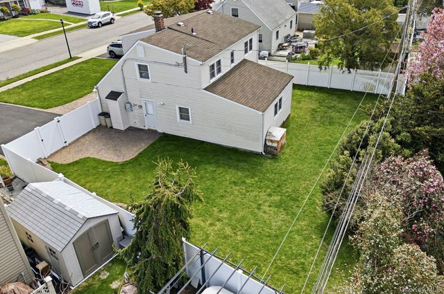 124 Saddle Lane, Levittown, NY 11756