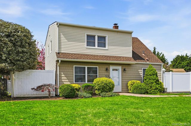 124 Saddle Lane, Levittown, NY 11756