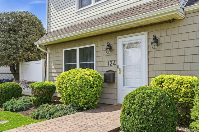 124 Saddle Lane, Levittown, NY 11756