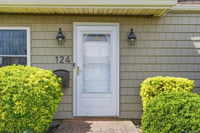 124 Saddle Lane, Levittown, NY 11756