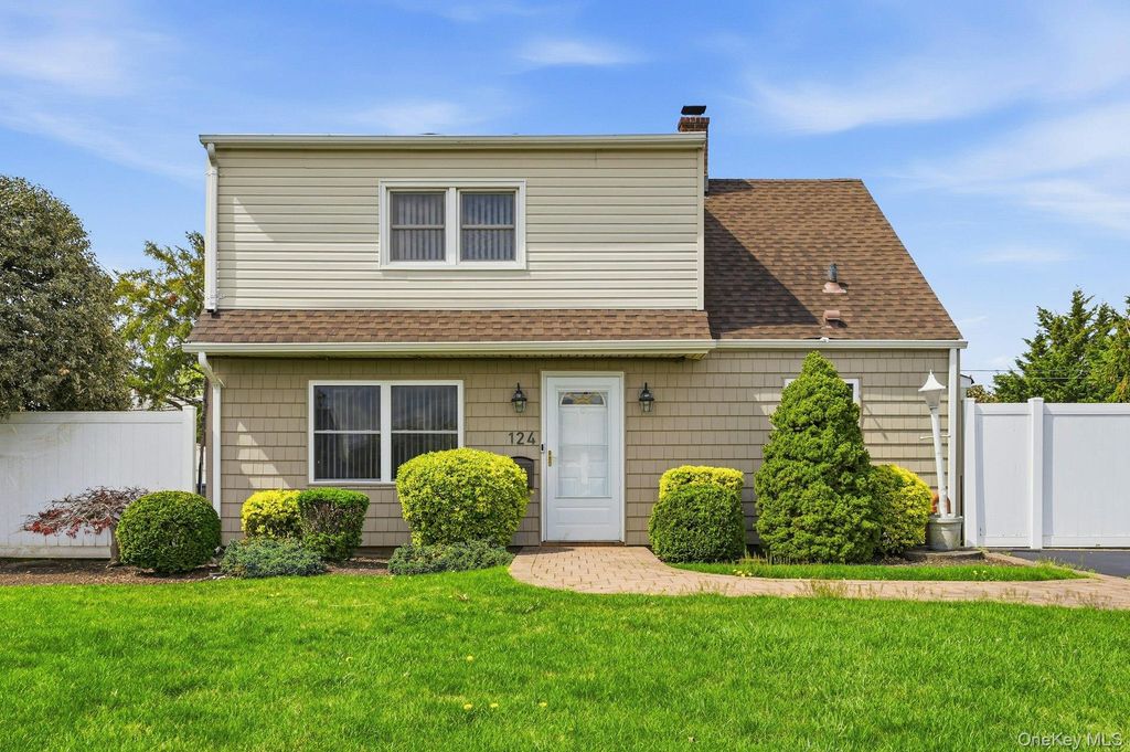 124 Saddle Lane, Levittown, NY 11756