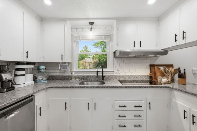 3 Sycamore Street, Hudson, NH 03051