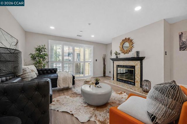 2617 Oak Rd C, Walnut Creek, CA 94597