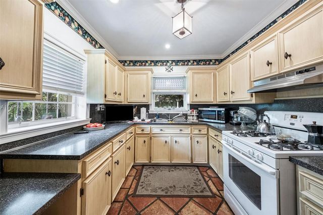 37 NE 44th St, Miami, FL 33137