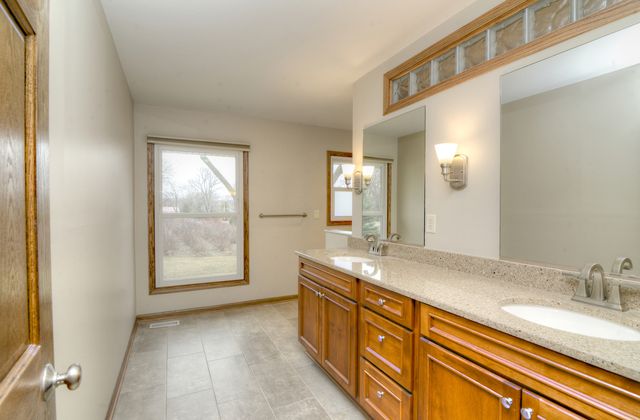 1070 CENTER Drive, South Elgin, IL 60177