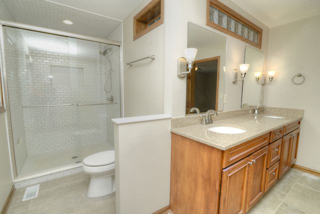 1070 CENTER Drive, South Elgin, IL 60177