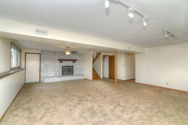 1070 CENTER Drive, South Elgin, IL 60177