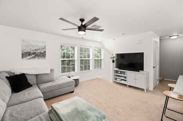 15226 Greenbelt Drive, Urbandale, IA 50323