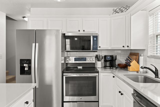 15226 Greenbelt Drive, Urbandale, IA 50323