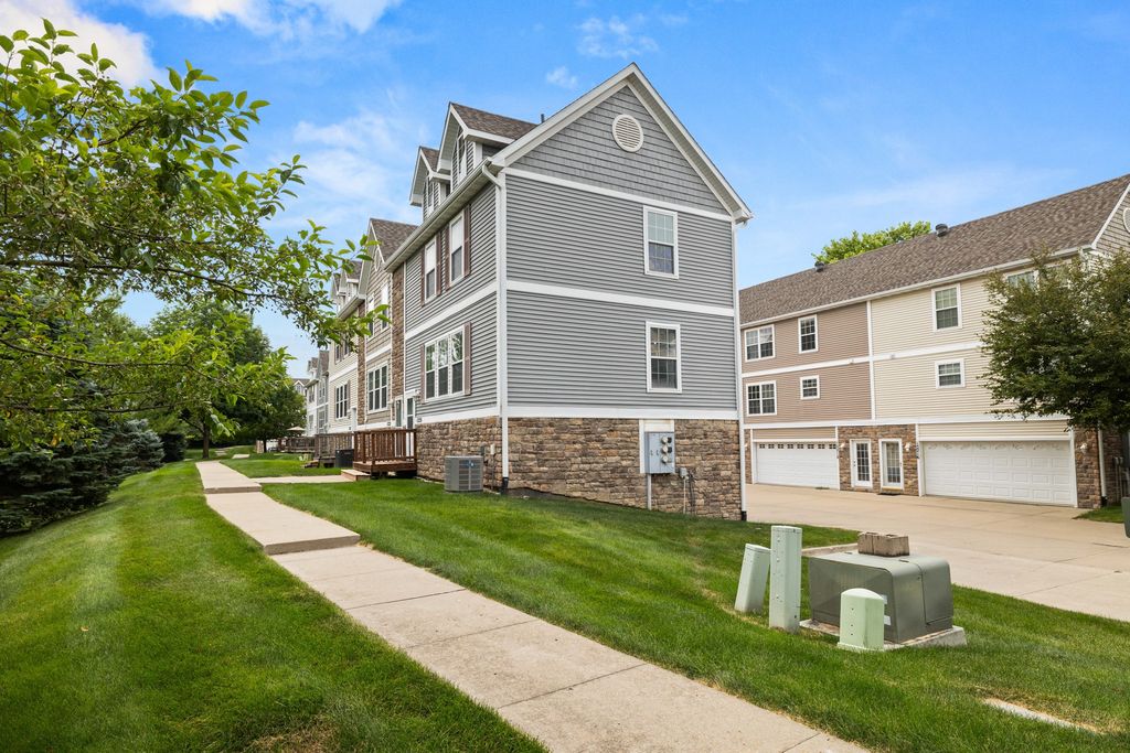 15226 Greenbelt Drive, Urbandale, IA 50323