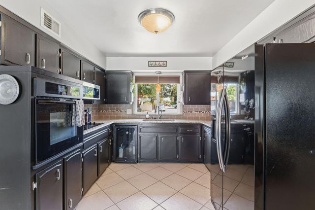 1741 Robinwood Avenue, Clovis, CA 93611