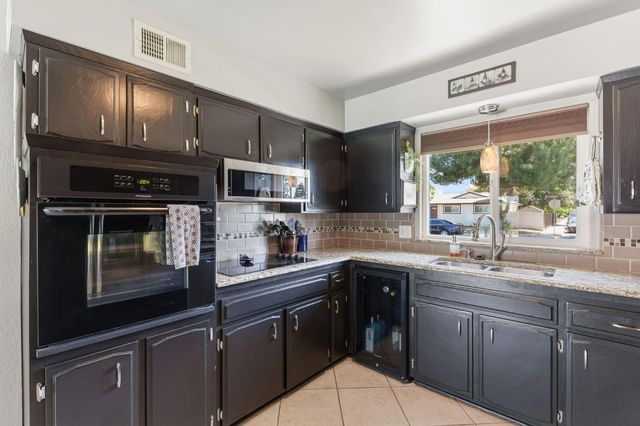 1741 Robinwood Avenue, Clovis, CA 93611