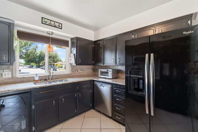 1741 Robinwood Avenue, Clovis, CA 93611