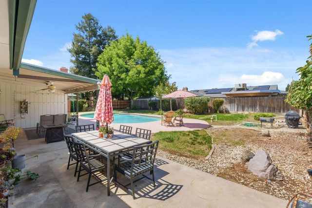 1741 Robinwood Avenue, Clovis, CA 93611