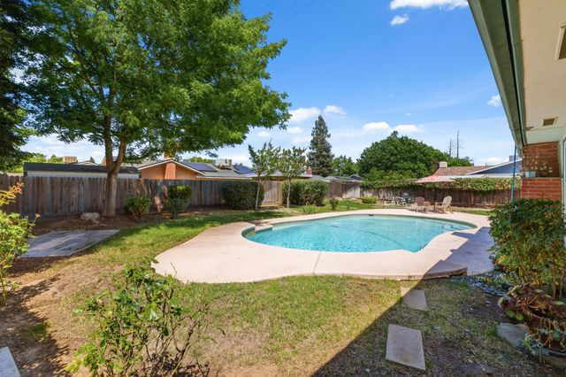 1741 Robinwood Avenue, Clovis, CA 93611