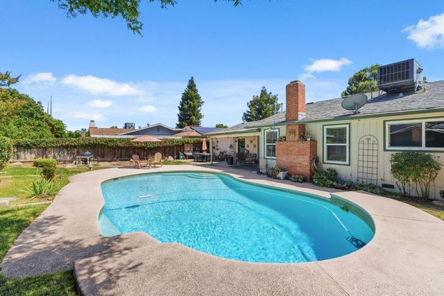 1741 Robinwood Avenue, Clovis, CA 93611
