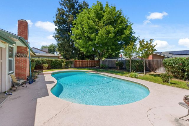 1741 Robinwood Avenue, Clovis, CA 93611