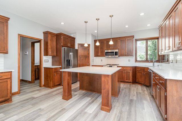 605 Heritage Trail NE, New Prague, MN 56071