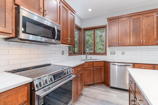 605 Heritage Trail NE, New Prague, MN 56071