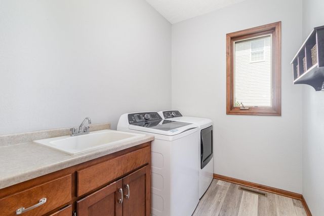 605 Heritage Trail NE, New Prague, MN 56071