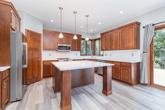 605 Heritage Trail NE, New Prague, MN 56071