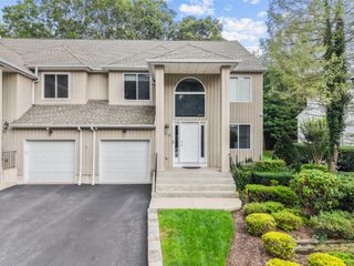 22 Stone Gate Court 22, Smithtown, NY 11787