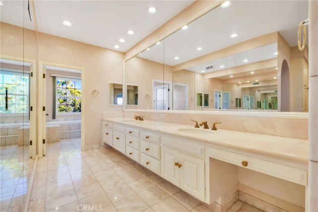 12305 Ridge, Los Angeles, CA 90049