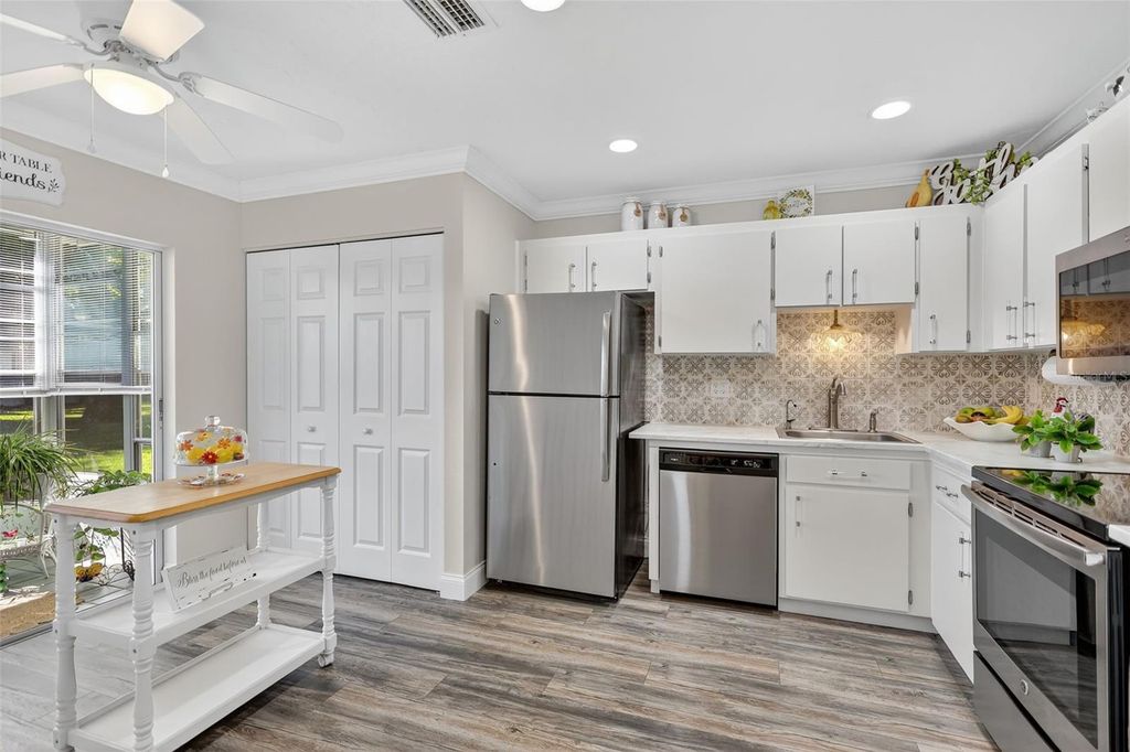 Image 15 of property listing at 4207 34TH AVENUE DRIVE W 4207, Bradenton, FL 34205