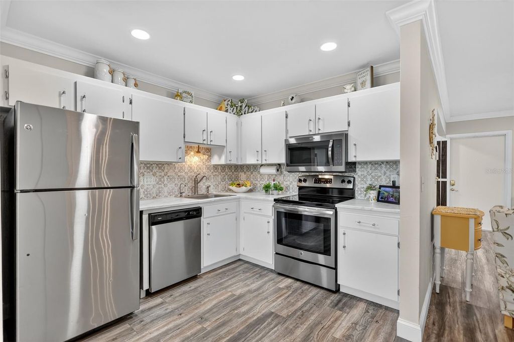 Image 16 of property listing at 4207 34TH AVENUE DRIVE W 4207, Bradenton, FL 34205