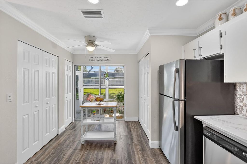 Image 18 of property listing at 4207 34TH AVENUE DRIVE W 4207, Bradenton, FL 34205