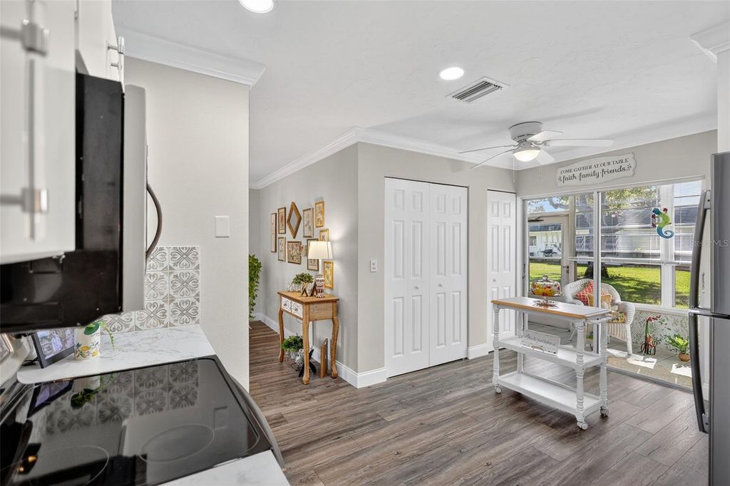 Image 19 of property listing at 4207 34TH AVENUE DRIVE W 4207, Bradenton, FL 34205