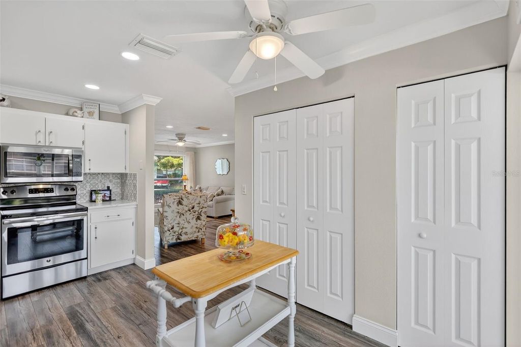 Image 20 of property listing at 4207 34TH AVENUE DRIVE W 4207, Bradenton, FL 34205