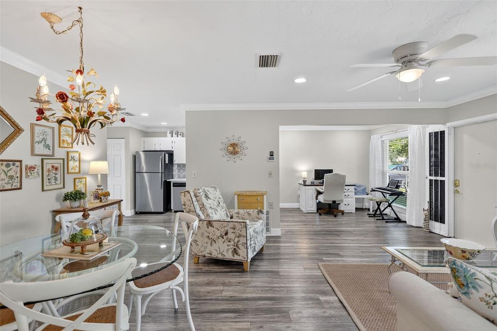 Image 3 of property listing at 4207 34TH AVENUE DRIVE W 4207, Bradenton, FL 34205